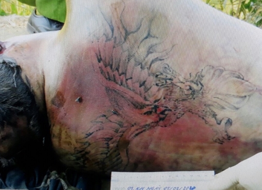 Người đàn ông có vết xăm đại bàng bị siết cổ ném xuống sông