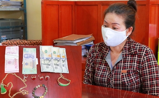 Nữ giúp việc trộm vàng, nhẫn kim cương của chủ nhà