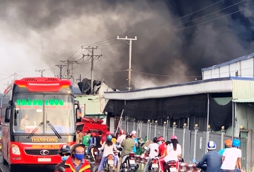 Cháy lớn ở kho hàng của doanh nghiệp ở Cái Bè