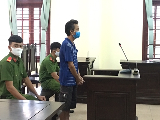 Không đeo khẩu trang còn chống người thi hành công vụ