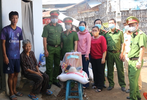 Công an TP Trà Vinh tặng quà cho người dân nghèo ảnh hưởng bởi dịch Covid-19