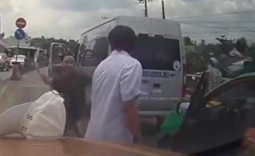 Xin đường không được, tài xế cầm dao chém người trên cầu