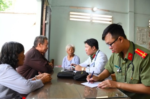 Công an Trà Vinh khám bệnh, cấp thuốc miễn phí cho các cụ ở nhà dưỡng lão