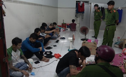  9 đối tượng thuê trọ sử dụng ma túy, tàng trữ súng và hung khí 