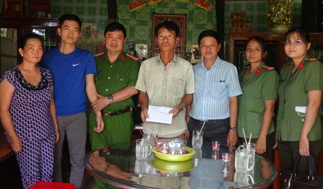 Công an TP Sa Đéc trao tiền hỗ trợ cán bộ mắc bệnh hiểm nghèo