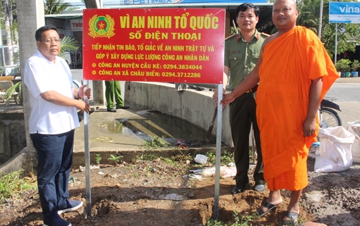 Công an huyện Cầu Kè lắp đặt 131 bảng ghi số điện thoại tiếp nhận tin báo