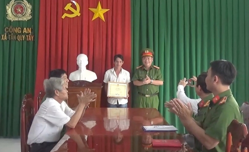 Khen thưởng nam công nhân nhặt 83 triệu đồng trả lại người mất