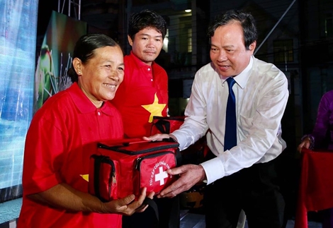 Trao 1.000 lá cờ Tổ quốc tặng ngư dân Trà Vinh