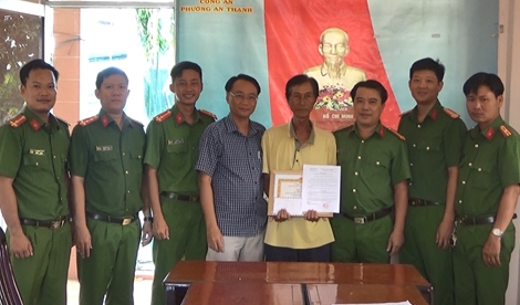 Trao giấy khen cho người đàn ông bán vé số