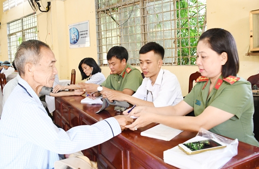 Công an Trà Vinh khám bệnh, cấp thuốc miễn phí cho người nghèo