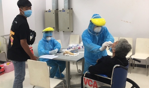 Lấy mẫu xét nghiệm tất cả hành khách từ Đà Nẵng đến Cần Thơ