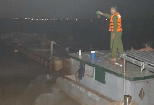 Bắt 10 ghe tàu trộm cát trên sông Tiền