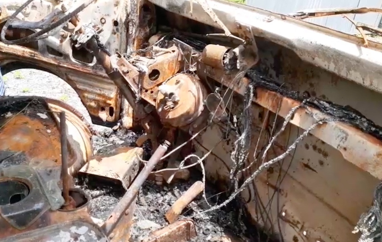 Ôtô tải chờ sửa chữa bốc cháy dữ dội