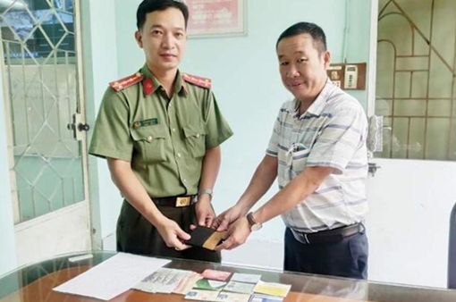 Tìm người đánh rơi túi xách ở thị xã Hồng Ngự