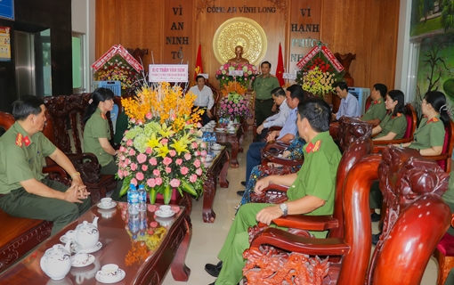 Lãnh đạo tỉnh Vĩnh Long chúc mừng 75 năm Ngày truyền thống lực lượng CAND