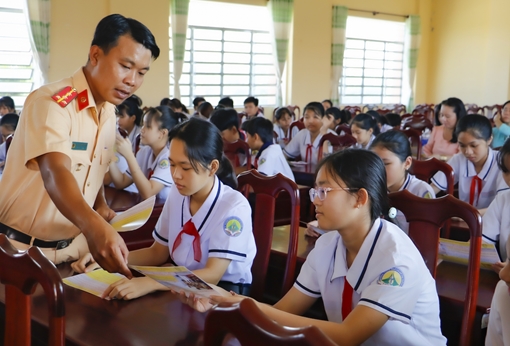 CSGT Cần Thơ tuyên truyền luật và tặng quà cho học sinh