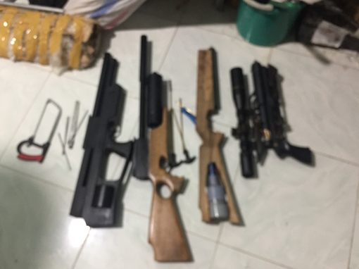 Bắt 2 đối tượng thuê nhà sản xuất súng