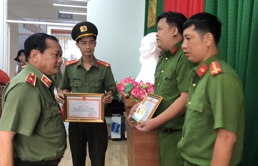 Khen thưởng Công an Ninh Kiều triệt phá băng nhóm chuyên trộm xe SH