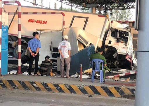 Tài xế xe tải tông vào trạm thu phí BOT Cai Lậy