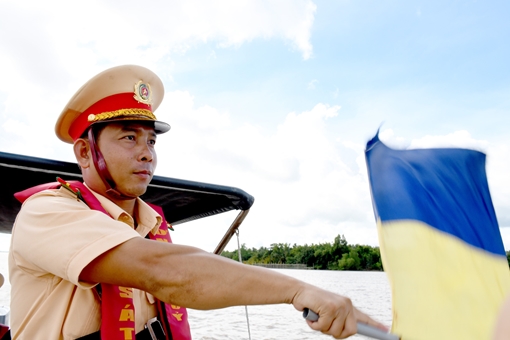 Giữ bình yên trên các tuyến sông