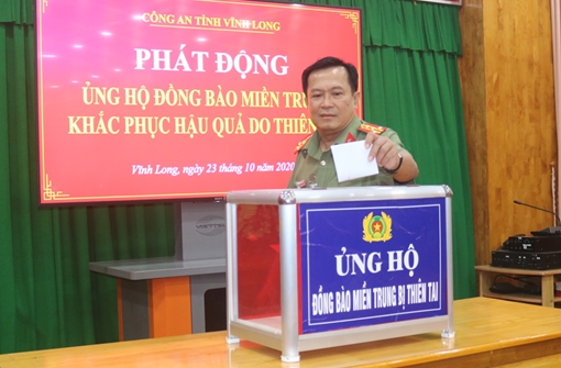 Công an tỉnh Vĩnh Long quyên góp 700 triệu đồng ủng hộ đồng bào miền Trung