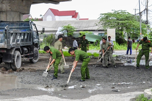 Công an TP Cần Thơ giúp dân dặm vá đường trong mùa mưa bão