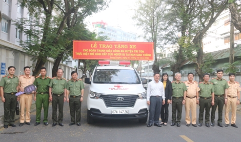 Công an tỉnh An Giang trao ôtô cấp cứu người bị tai nạn giao thông