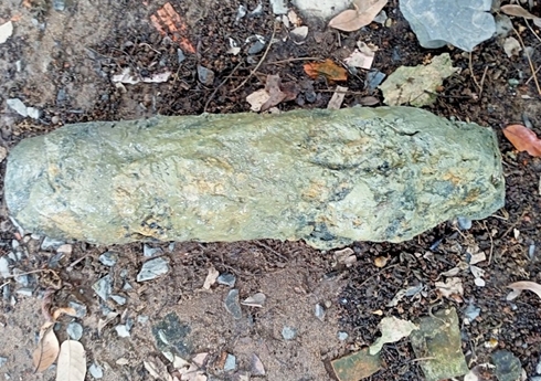 Nông dân làm ruộng phát hiện quả đạn 105 ly