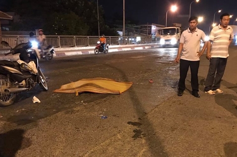 Hai người bị xe đầu kéo tông chết trên cầu Hưng Lợi