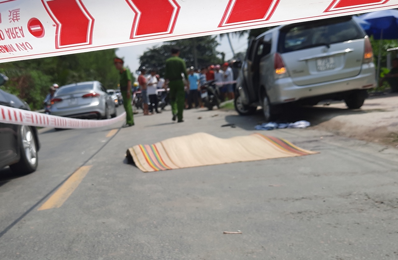 Nam thanh niên bị đâm tử vong nằm cạnh ôtô 7 chỗ