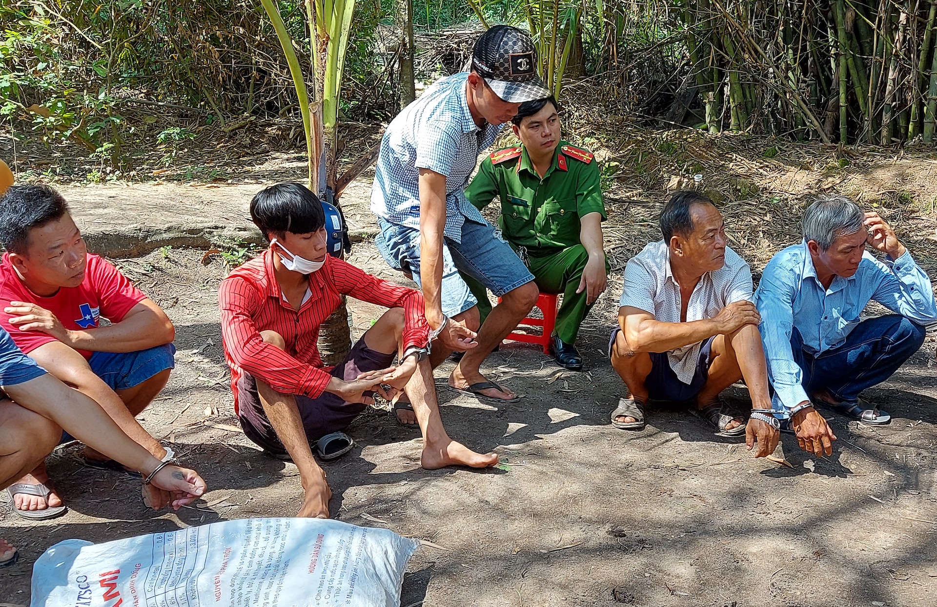 Bắt 28 đối tượng trên sòng bạc gần 300 triệu đồng