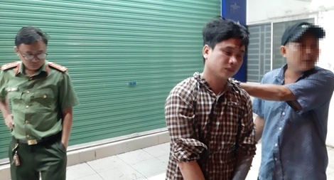Tên cướp trốn truy nã bị bắt quả tang khi giật đồ trên phố