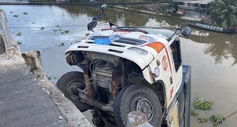 Xe tải chở 15 tấn lúa làm sập cầu dân sinh ở Tiền Giang