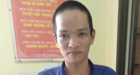 Kề dao vào cổ bé gái cướp điện thoại