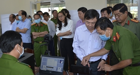 Công an Đồng Tháp ra quân cấp căn cước công dân có gắn chip điện tử
