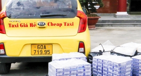 Tài xế taxi vận chuyển thuốc lá lậu