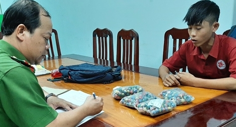 Rủ nhau mua pháo nổ mang về... đón Tết