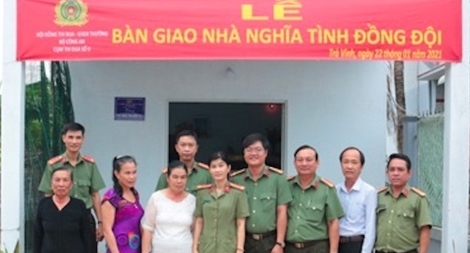 Công an Trà Vinh trao nhà nghĩa tình đồng đội