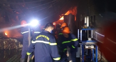 Dập tắt đám cháy nhà kho ở Mỹ Tho