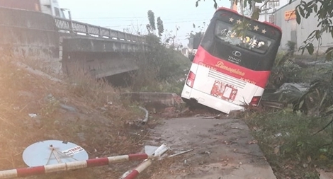 Xe khách 50 chỗ mất lái "cắm đầu" xuống kênh nước ven quốc lộ 