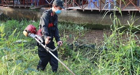 Công an TP Cần Thơ ra quân vệ sinh môi trường, tặng quà Tết cho người nghèo