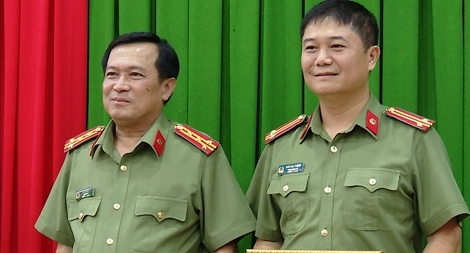 Trao giấy khen cho các tập thể và cá nhân điều tra khám phá vụ lừa đảo chiếm đoạt tài sản