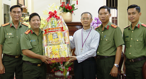 Công an tỉnh đến thăm và chúc Tết Tòa giám mục Giáo phận Vĩnh Long