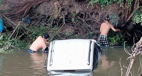 Tài xế lùi xe bị tụt dốc rơi xuống kênh