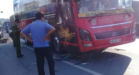 Ôtô khách tông người đi xe đạp tử vong