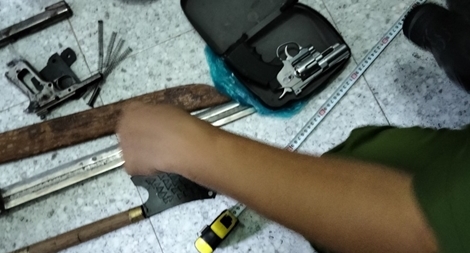 Bắt giữ vợ chồng “trùm giang hồ” ở Gò Công Tây