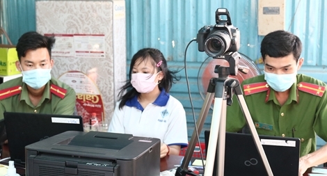 Công an “đội nắng” làm CCCD