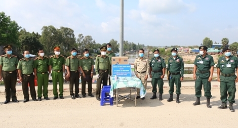 Công an Đồng Tháp tặng khẩu trang cho Ty Công an PrâyVeng