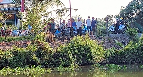 Thi thể người đàn ông trôi trên kênh 