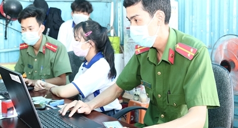 Những người quên mình lao vào chiến dịch cấp căn cước công dân